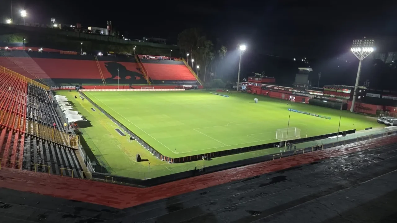 Vitória encara o Vasco em confronto direto pela 19ª rodada do Brasileirão