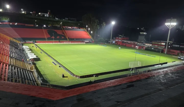 Vitória encara o Vasco em confronto direto pela 19ª rodada do Brasileirão