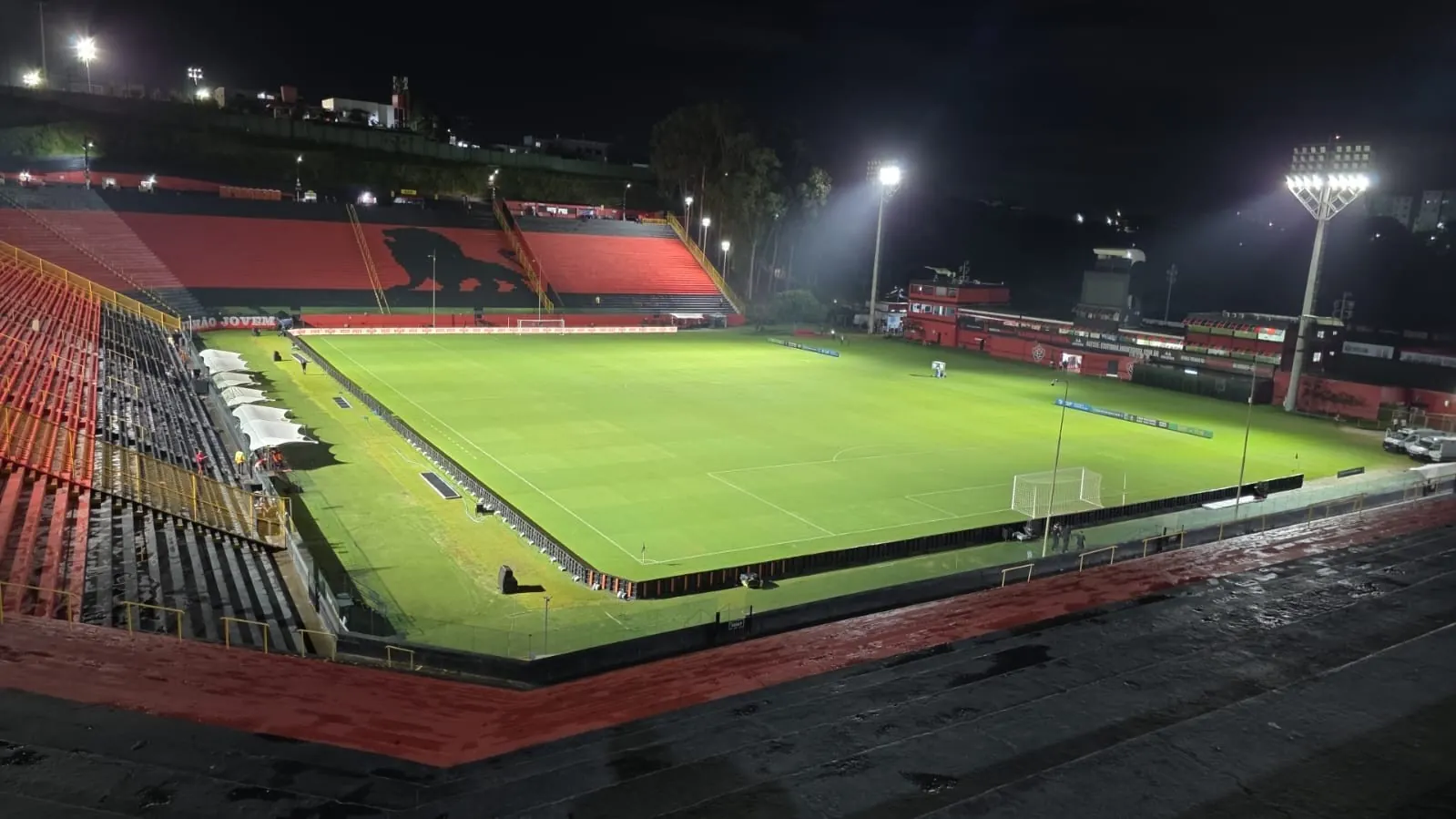 Jogadores de Vitória e Vasco em campo durante partida do Campeonato Brasileiro