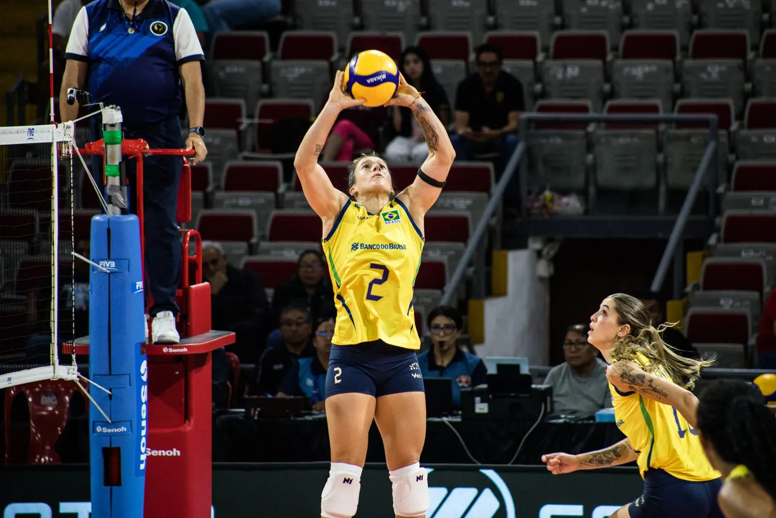 Bruninha, levantadora do Sancor Londrina e da Seleção Brasileira, comemorando o título da Copa Sul-Americana Feminina de Vôlei em Lima, no Peru, com a medalha de ouro.