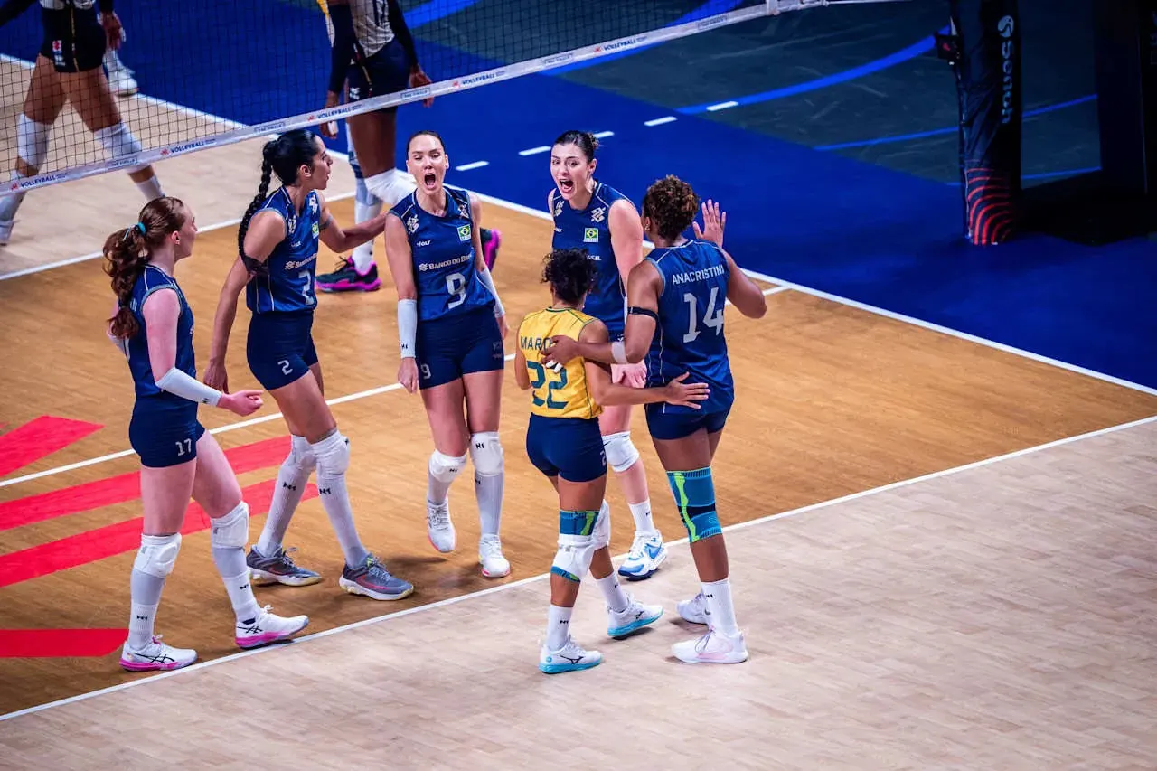 Jogadoras da seleção brasileira de vôlei feminino celebram vitória sobre a Itália na semifinal da Liga das Nações 2026 em Macau