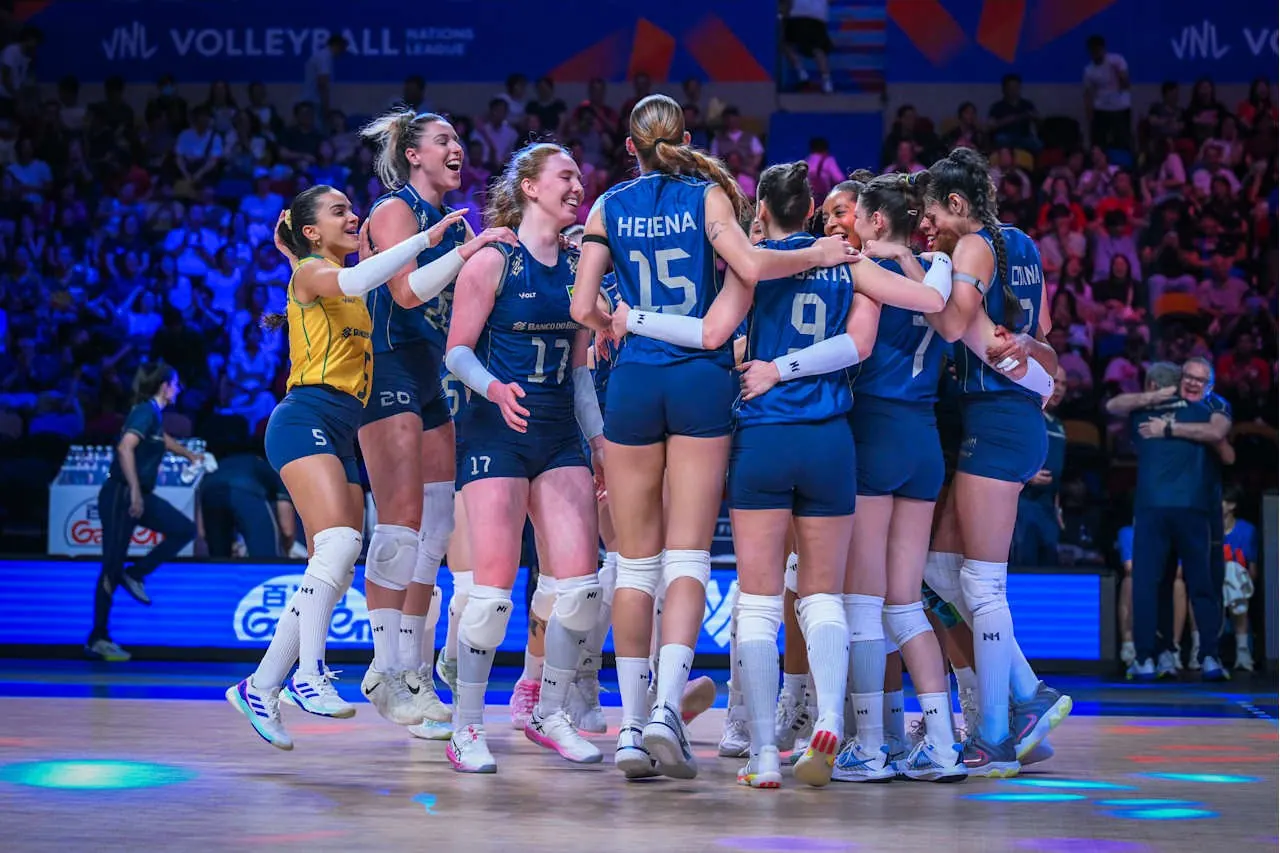 Jogadoras da seleção brasileira feminina de vôlei comemoram a medalha de prata na Liga das Nações de Vôlei 2026, em quadra