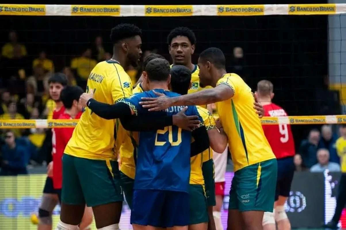 Jogadores da Seleção Brasileira masculina de vôlei durante treino preparatório para a Copa Sul-Americana