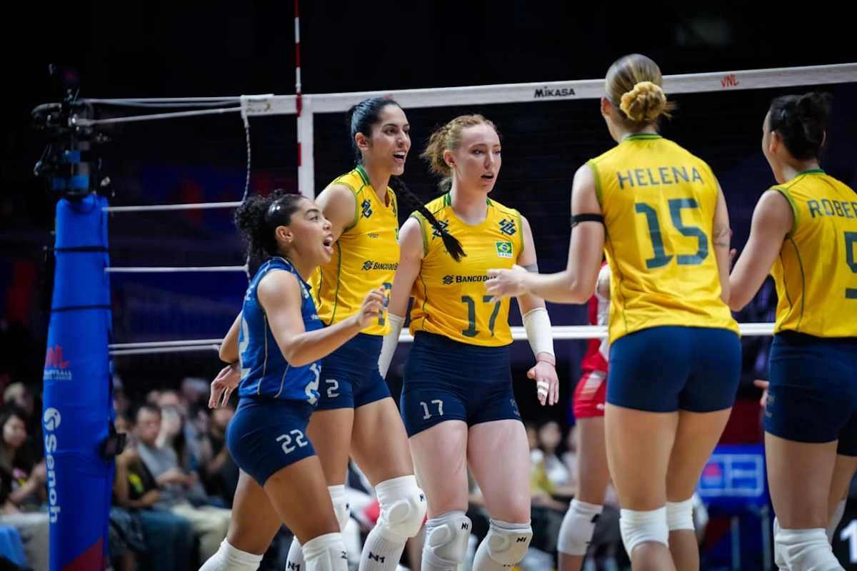 Jogadoras da seleção brasileira feminina de vôlei durante partida no Maracanãzinho, Rio de Janeiro, com torcida nas arquibancadas