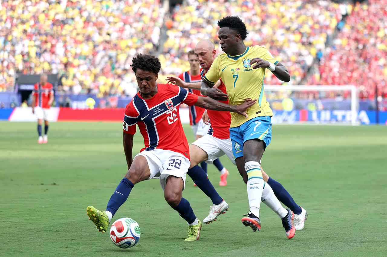 Jogador Vini Jr. em ação pela Seleção Brasileira durante a Copa do Mundo de 2026.