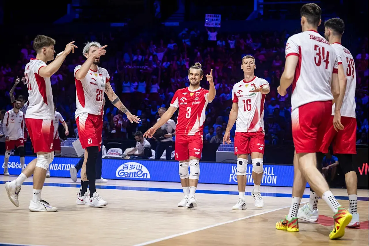 Jogador da seleção brasileira de vôlei em ação durante uma partida.