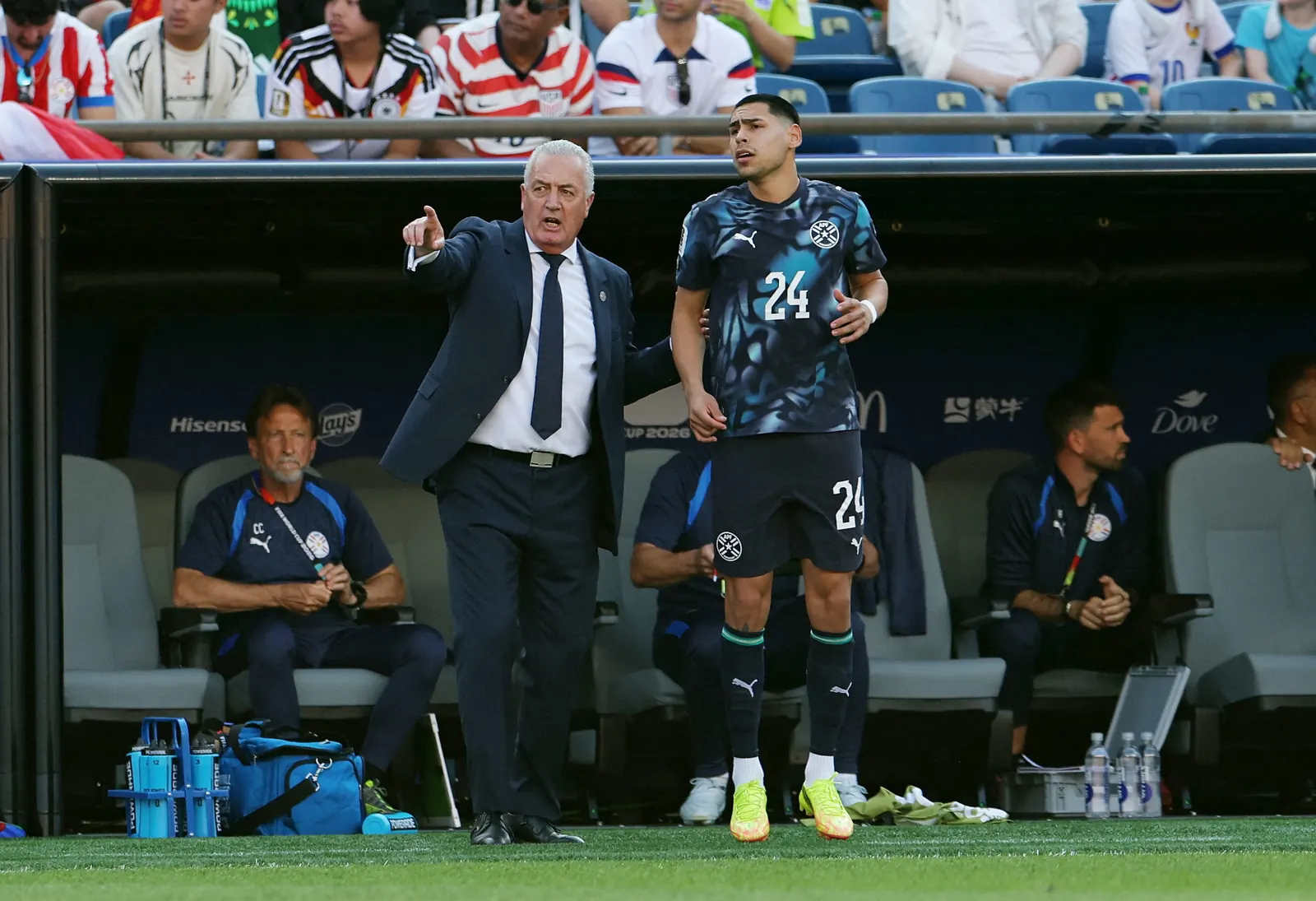 Gustavo Caballero, atacante do Santos, com a bola nos pés em campo.