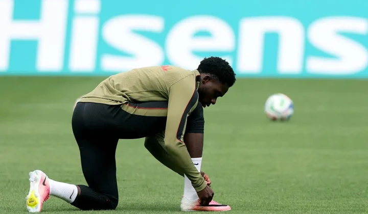 O Canadá enfrenta um dilema tático para as oitavas de final da Copa do Mundo de 2026: a escalação de sua principal estrela, Alphonso Davies.