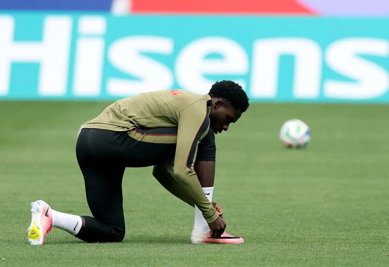 Alphonso Davies, jogador da seleção canadense, se preparando para um jogo.