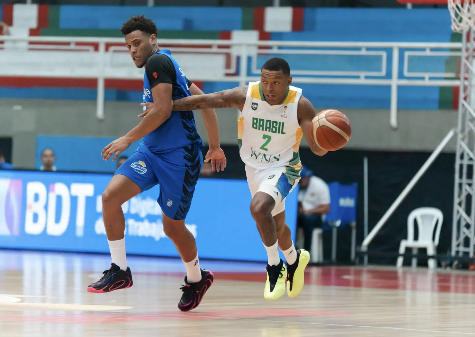 Jogadores da seleção brasileira de basquete comemorando uma cesta durante partida.