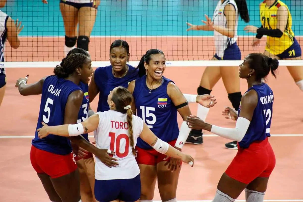 Jogadoras da seleção colombiana de vôlei feminino celebram ponto durante semifinal da Copa Sul-Americana contra o Chile, em Lima