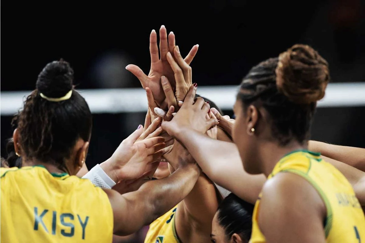Jogadoras da seleção brasileira de vôlei em quadra durante partida contra os Estados Unidos.
