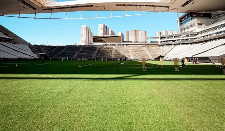 Corinthians inicia novo procedimento no gramado da Neo Química Arena após queixas de jogadores