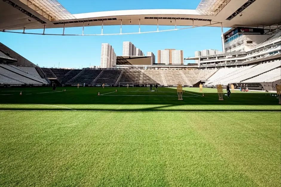 Corinthians inicia novo procedimento no gramado da Neo Química Arena após queixas de jogadores