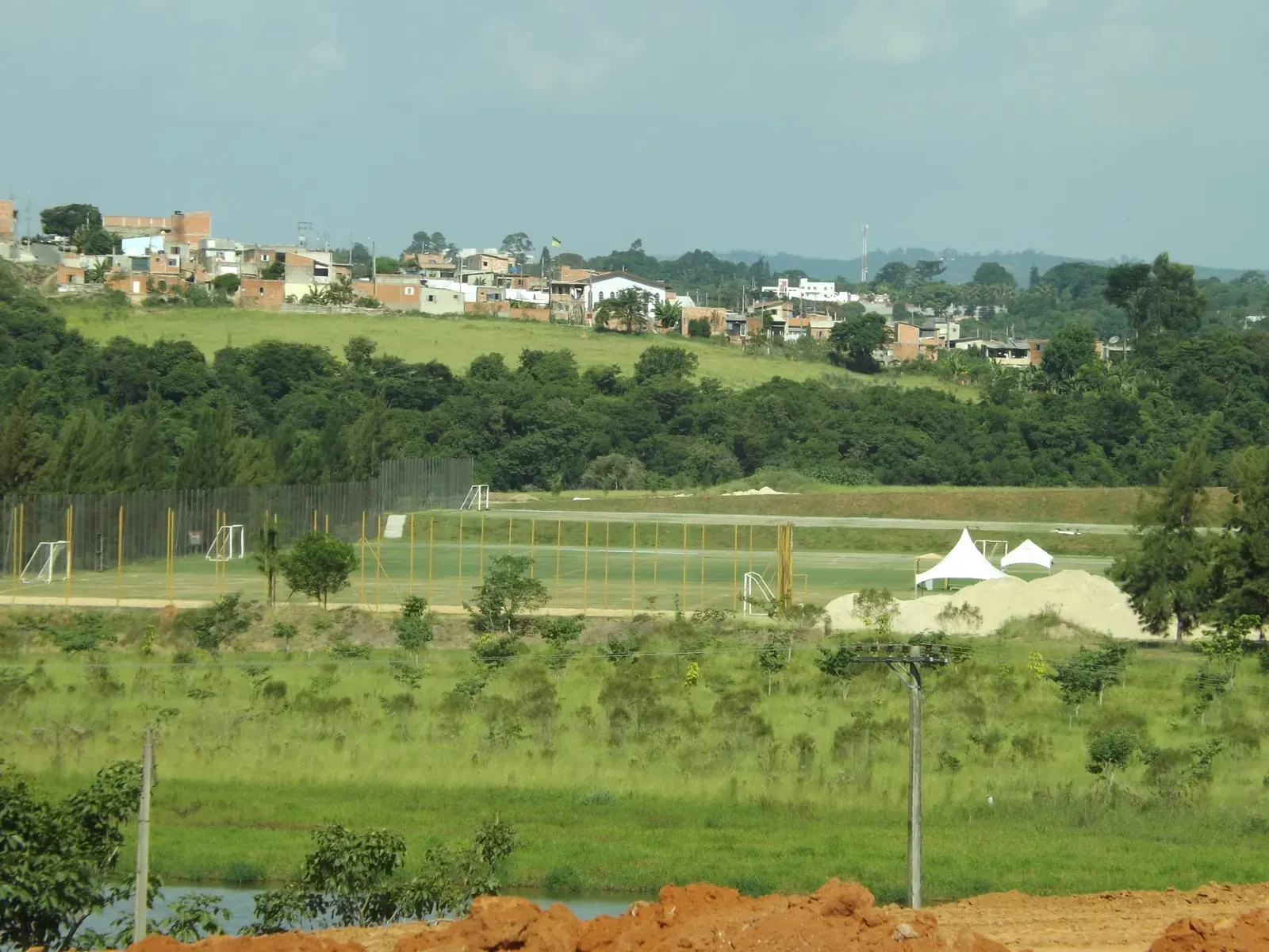 Vista aérea do centro de treinamento Sorocaba World Sports Center, com campos de futebol e instalações hoteleiras.