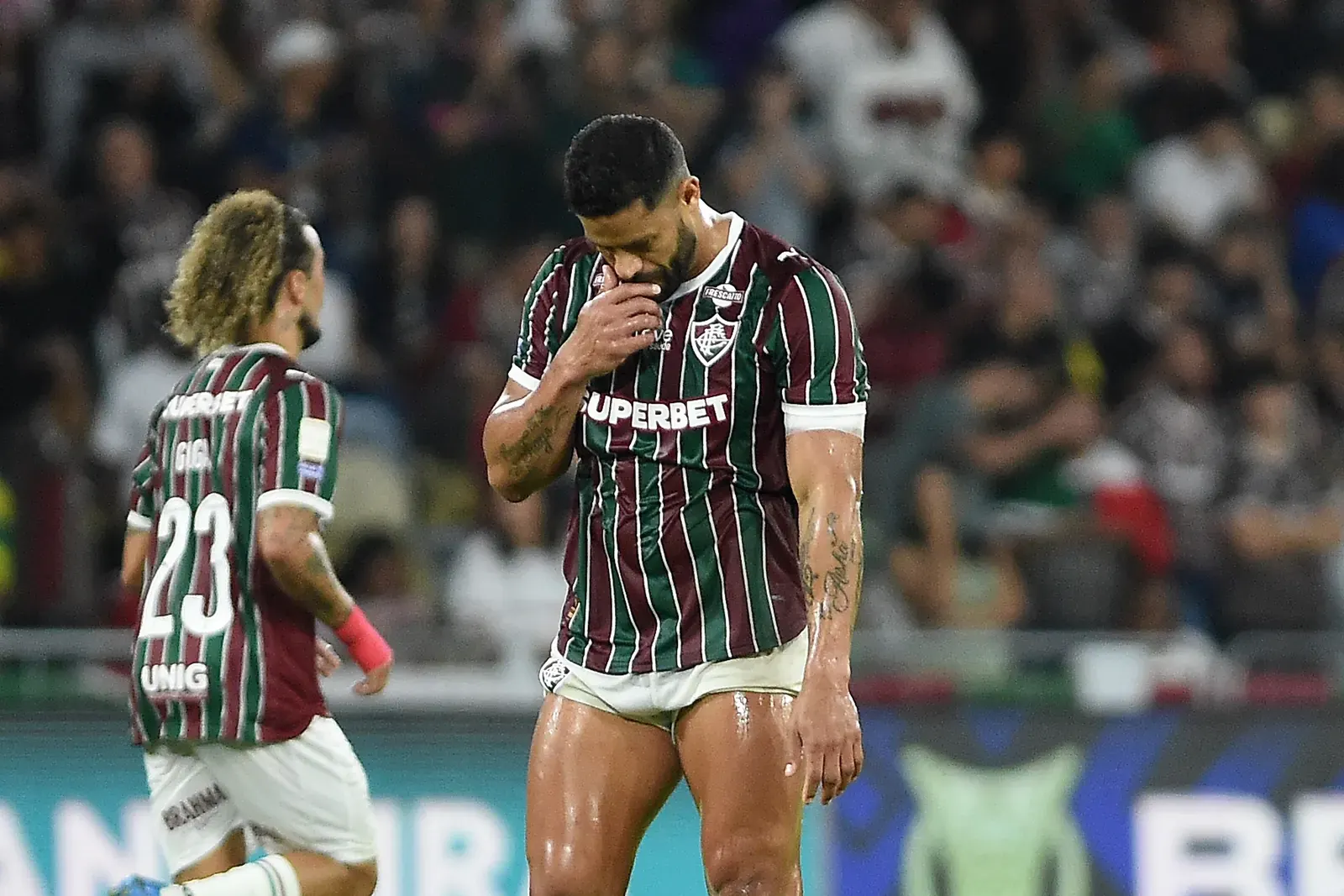 Jogadores de Fluminense e Bragantino em campo durante a partida no Maracanã.