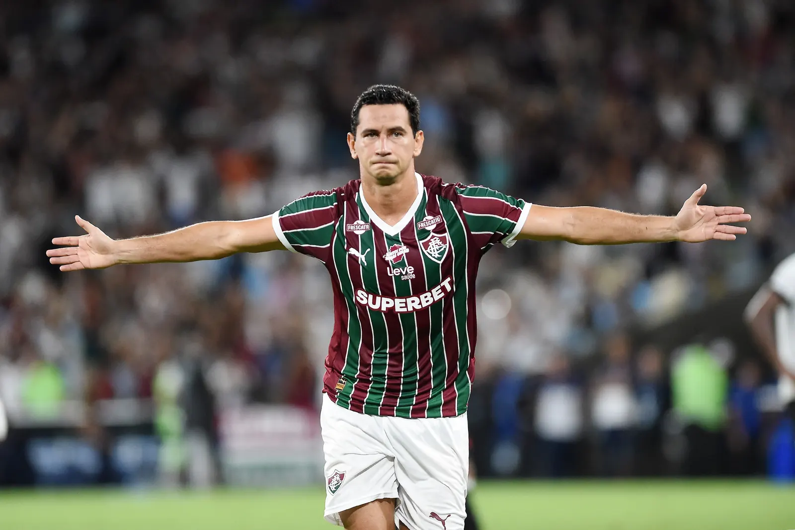 Jogadores do Fluminense em ação durante uma partida de futebol.