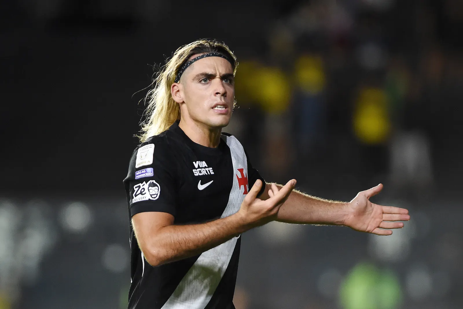 Jogadores do Vasco da Gama saem de campo decepcionados após o apito final do empate em 1 a 1 contra o Mirassol, em São Januário, pela 20ª rodada do Brasileirão 2026