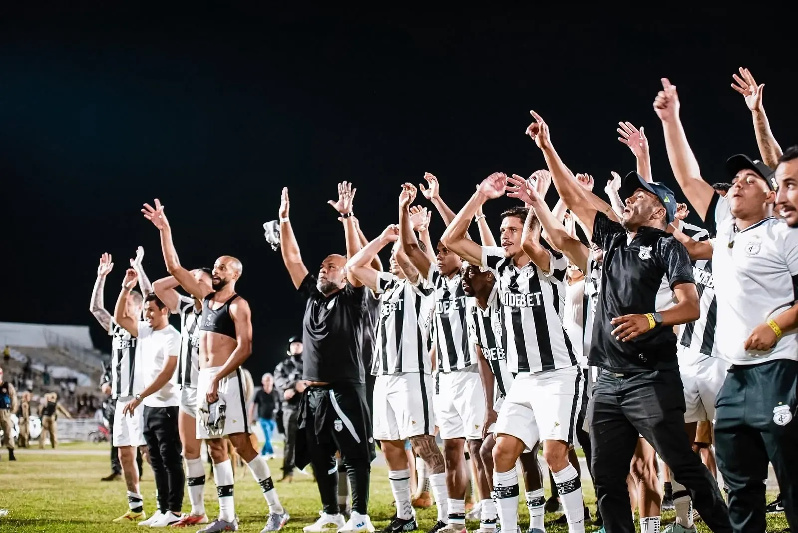 Jogador Pedro Maycon comemora um gol com a camisa do Treze, com a torcida ao fundo.