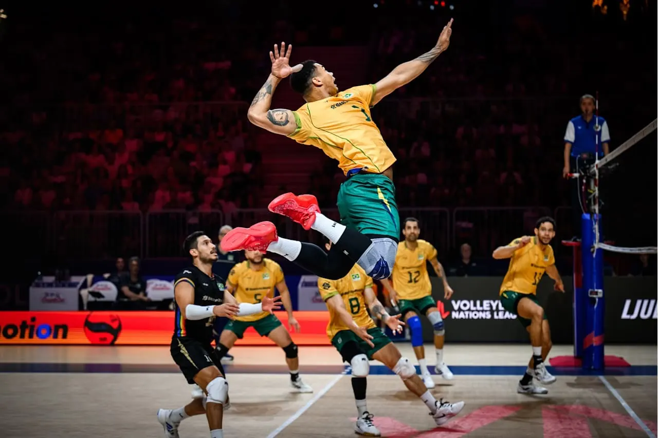 Jogadores da Seleção Brasileira de Vôlei comemorando um ponto em quadra