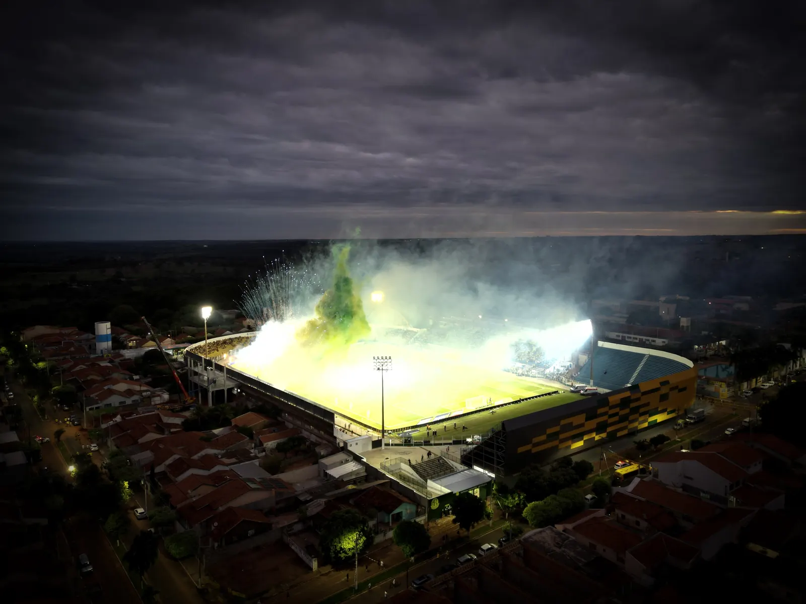 Jogadores de Mirassol e Grêmio em campo durante partida de futebol.