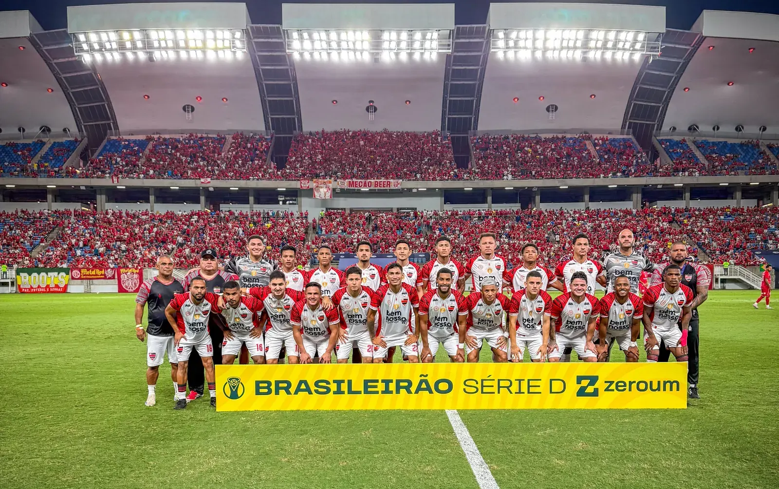 Jogador do time Trem em ação durante partida de futebol da Série D.