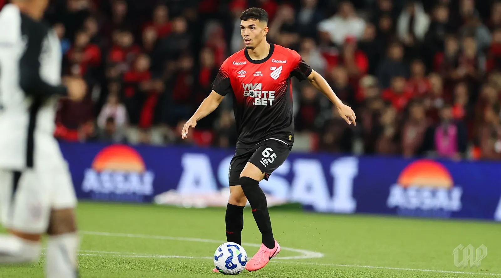 Arthur Dias, zagueiro do Athletico-PR, retorna de suspensão e deve ser titular contra o Corinthians