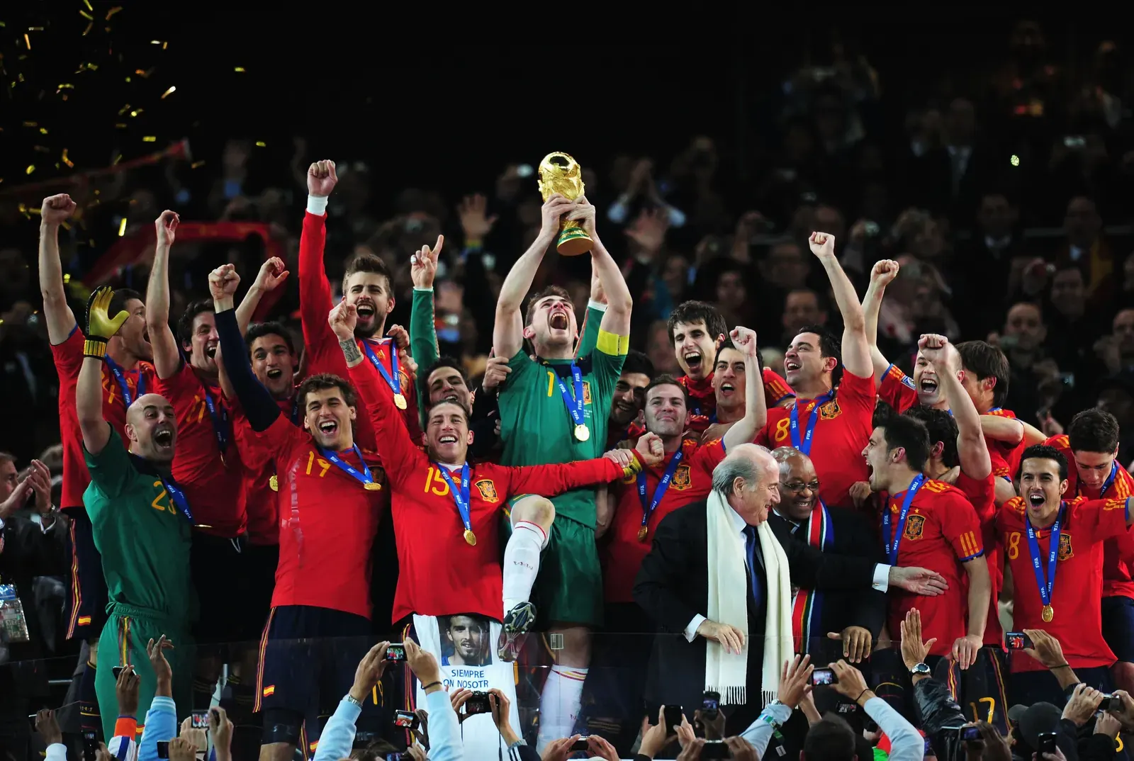 Jogadores da seleção espanhola comemoram um gol durante a partida da Copa do Mundo FIFA 2026.