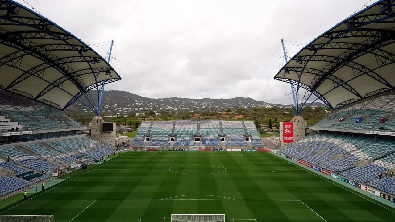 Benfica e Flamengo se preparam para um confronto amistoso neste sábado, no Estádio do Algarve, em Portugal. A partida, que vale o Troféu do