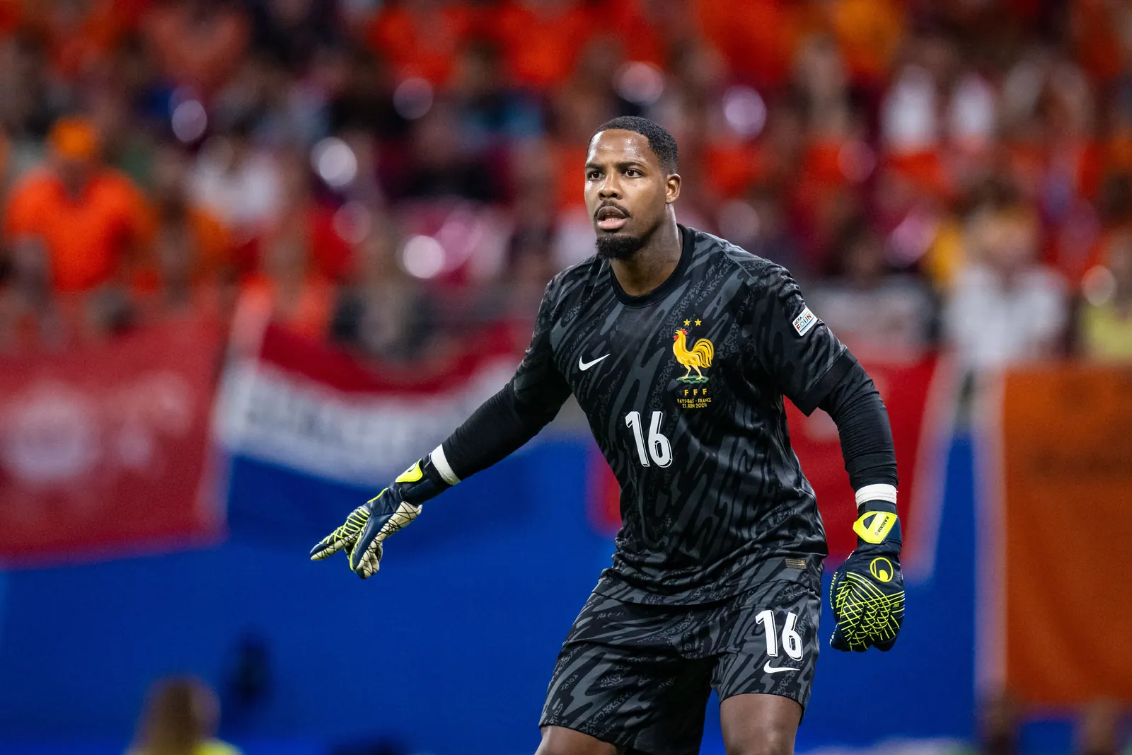 Goleiro Mike Maignan em ação pela seleção francesa