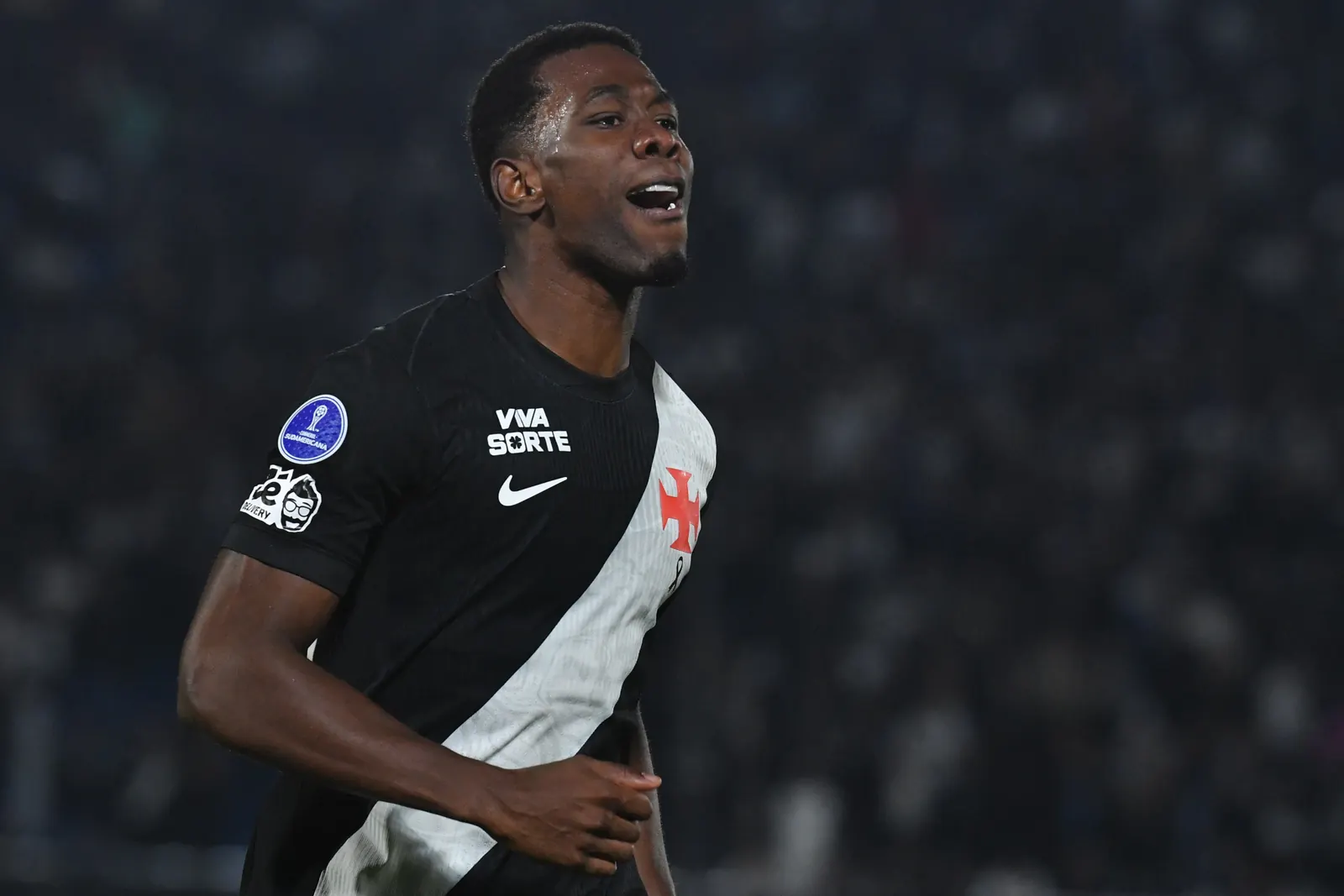 Carlos Cuesta, zagueiro colombiano do Vasco, em campo com a camisa cruz-maltina após vitória na Sul-Americana