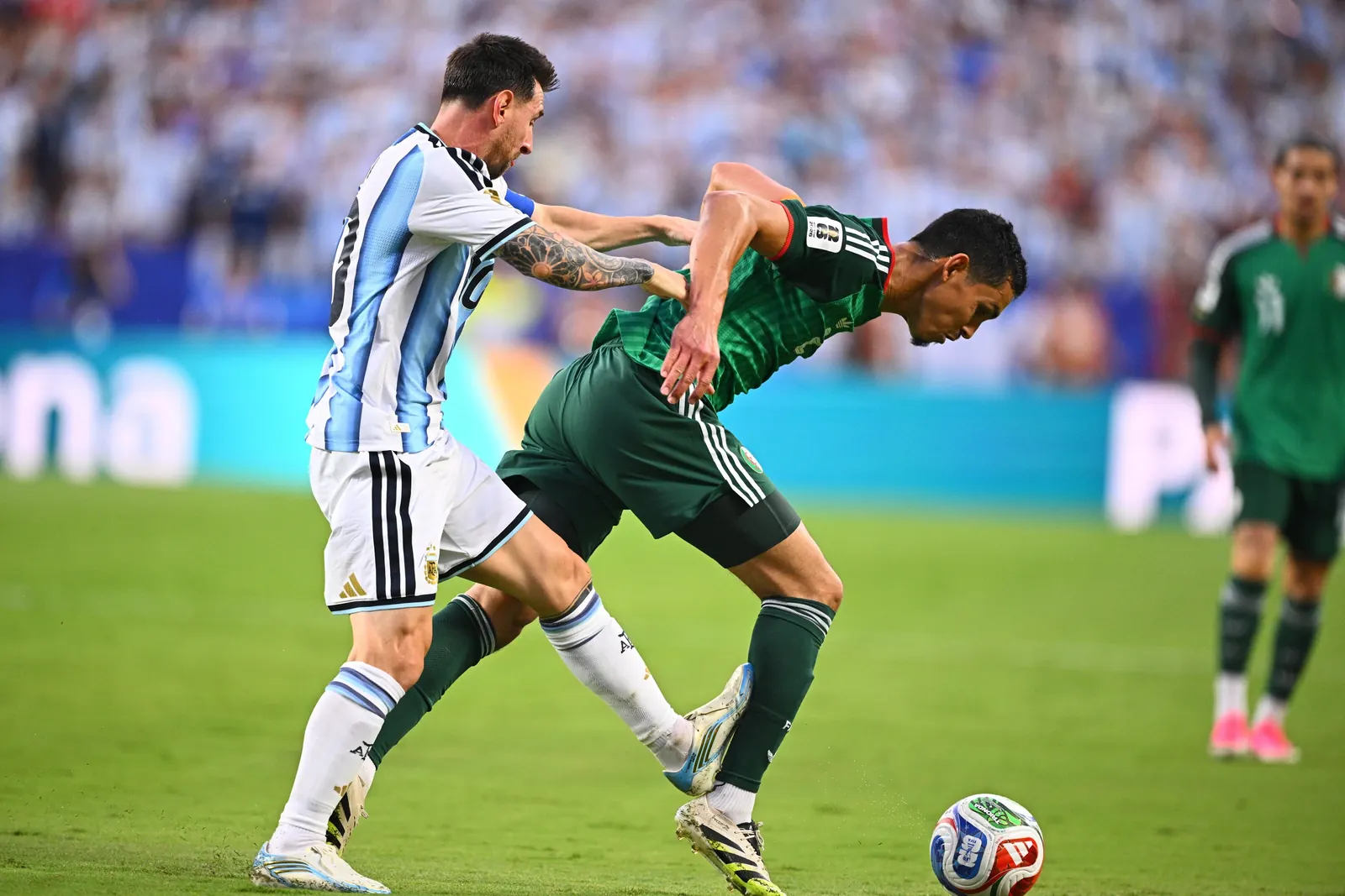 Imagem ilustrativa de lances polêmicos em jogos da Copa do Mundo de 2026.