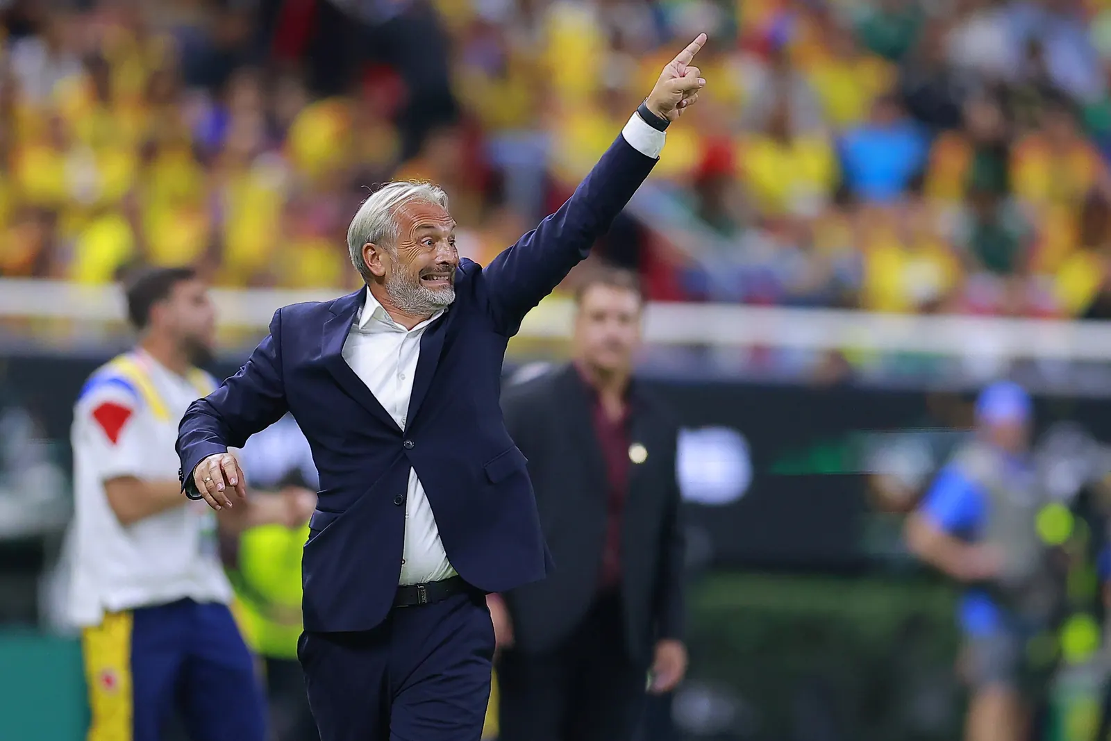 Técnico Sébastien Desabre em uma coletiva de imprensa, com expressão séria.