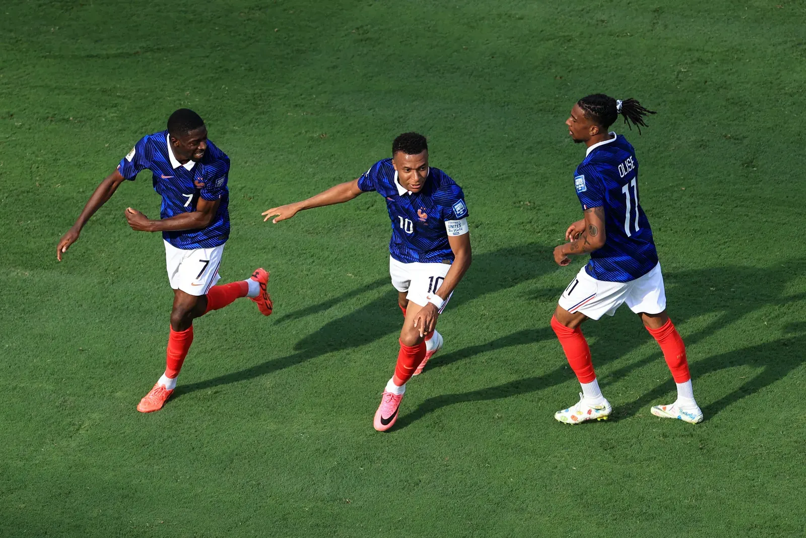 Jogadores da seleção francesa comemoram um gol durante a Copa do Mundo de 2026.
