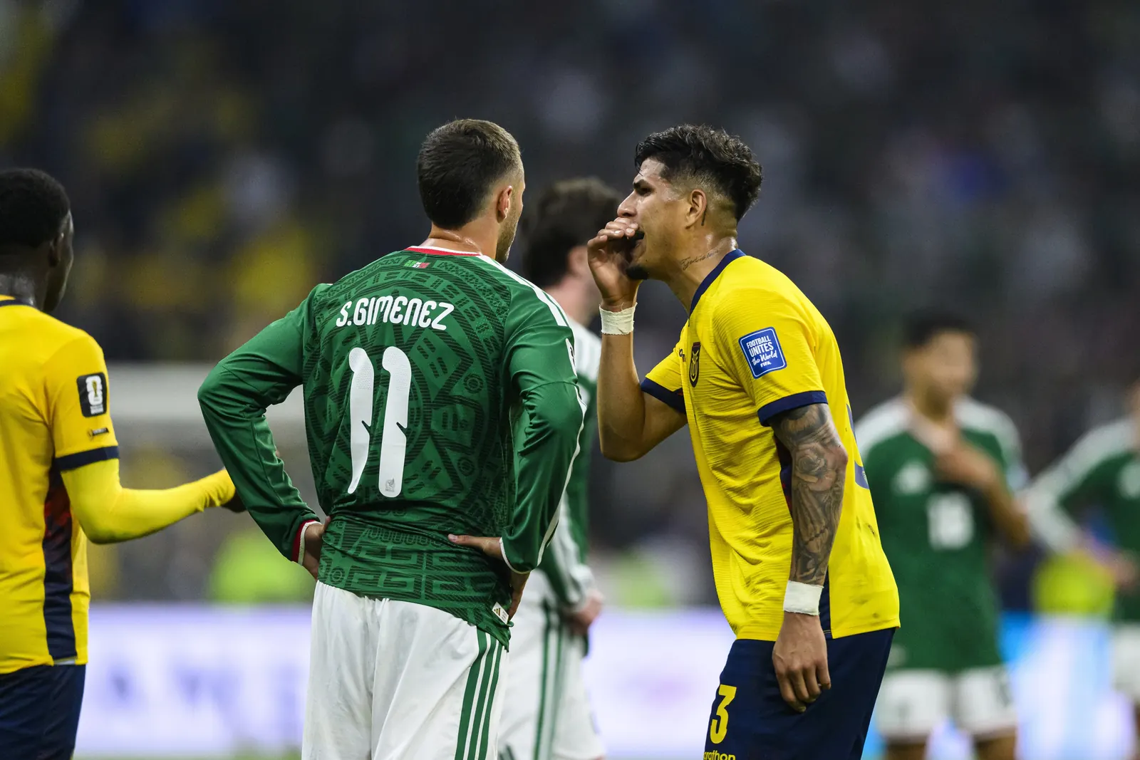 Zagueiro equatoriano Piero Hincapié com expressão de surpresa ao receber cartão vermelho durante partida da Copa do Mundo.