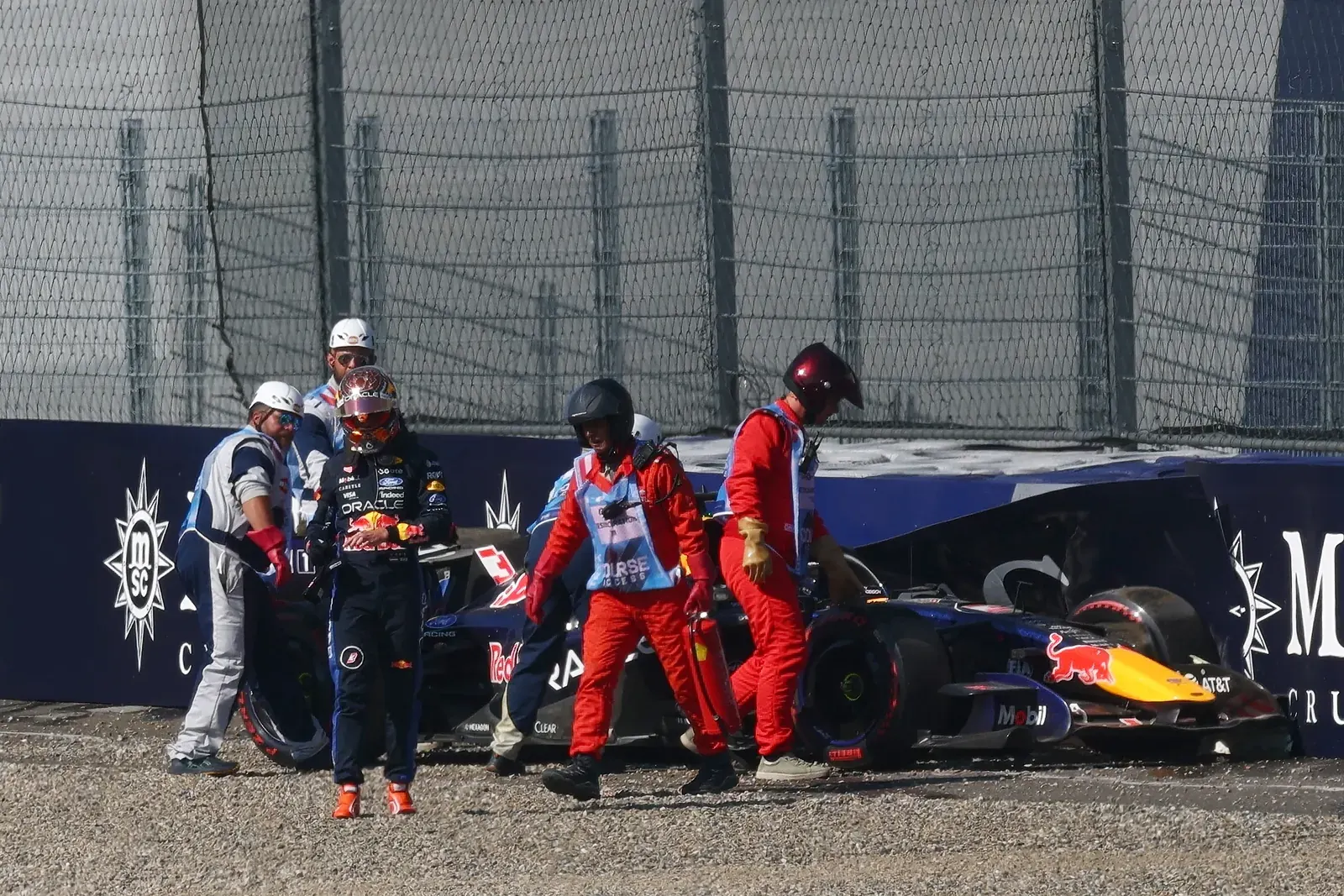 Max Verstappen pilotando um carro da Red Bull Racing na Fórmula 1