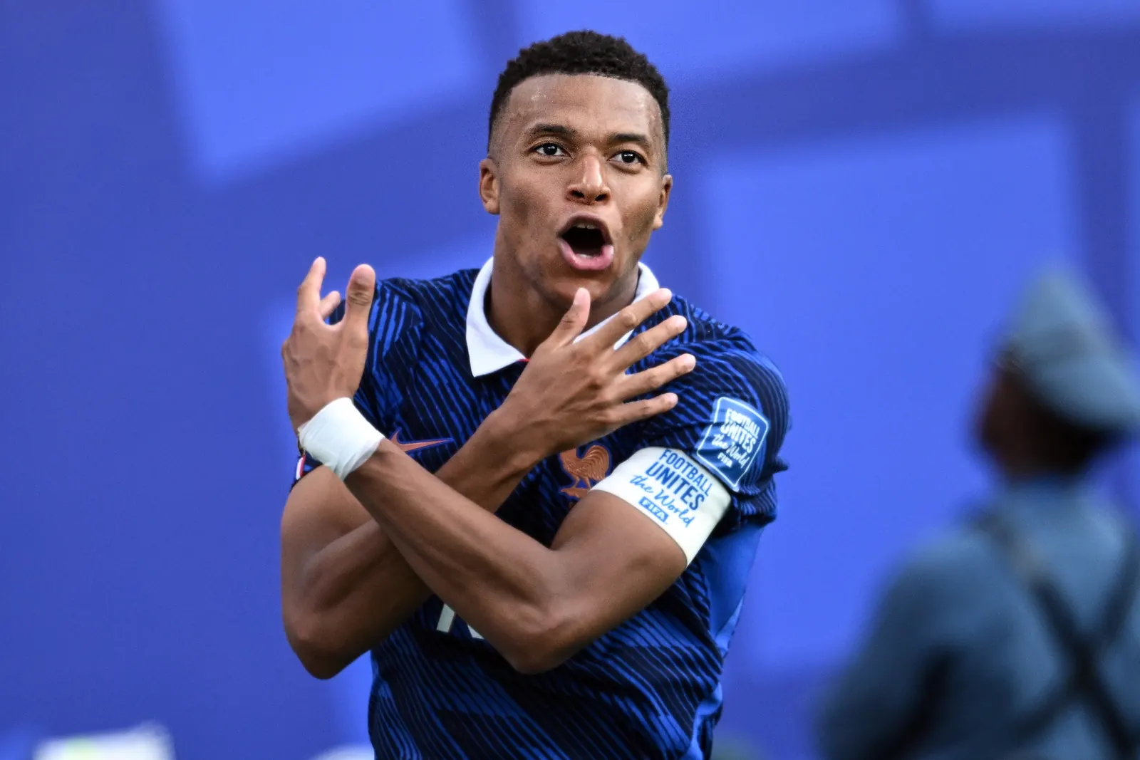 Jogadores da seleção francesa celebram gol contra a Suécia na Copa do Mundo 2026.