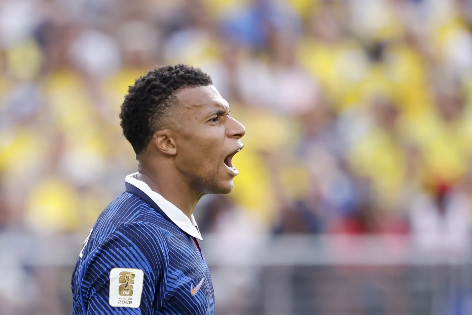 Jogador Kylian Mbappé em ação durante uma partida de futebol.