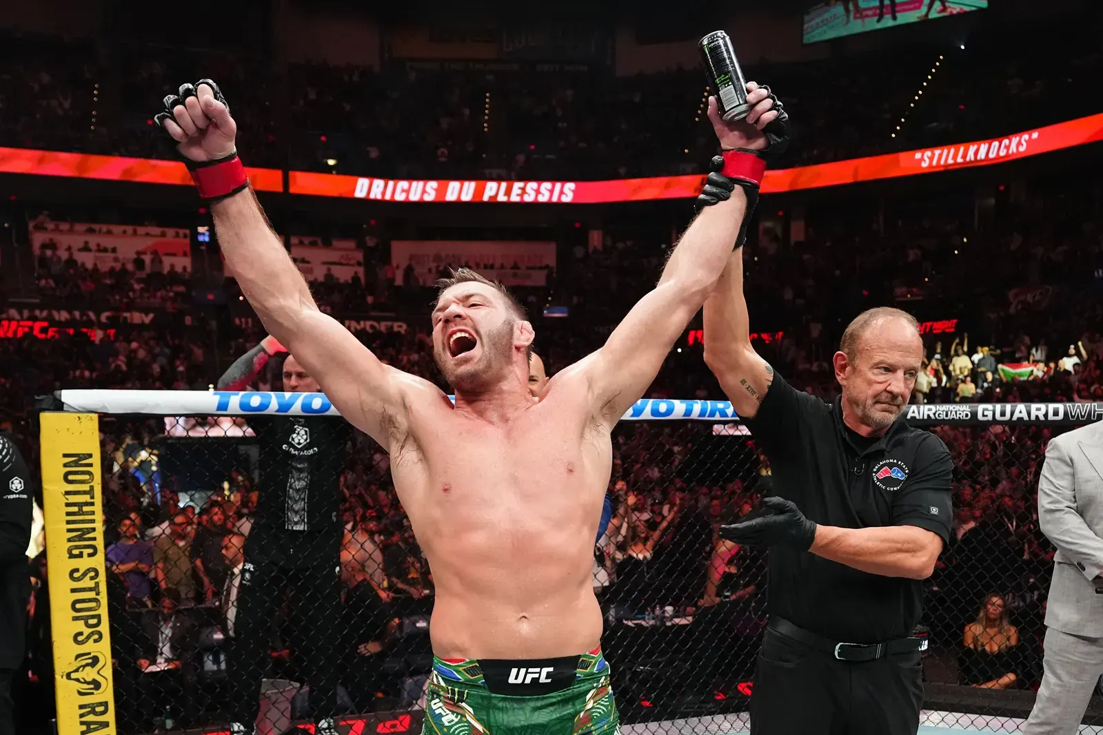 Dricus Du Plessis desferindo um golpe em Kamaru Usman durante a luta principal do UFC.