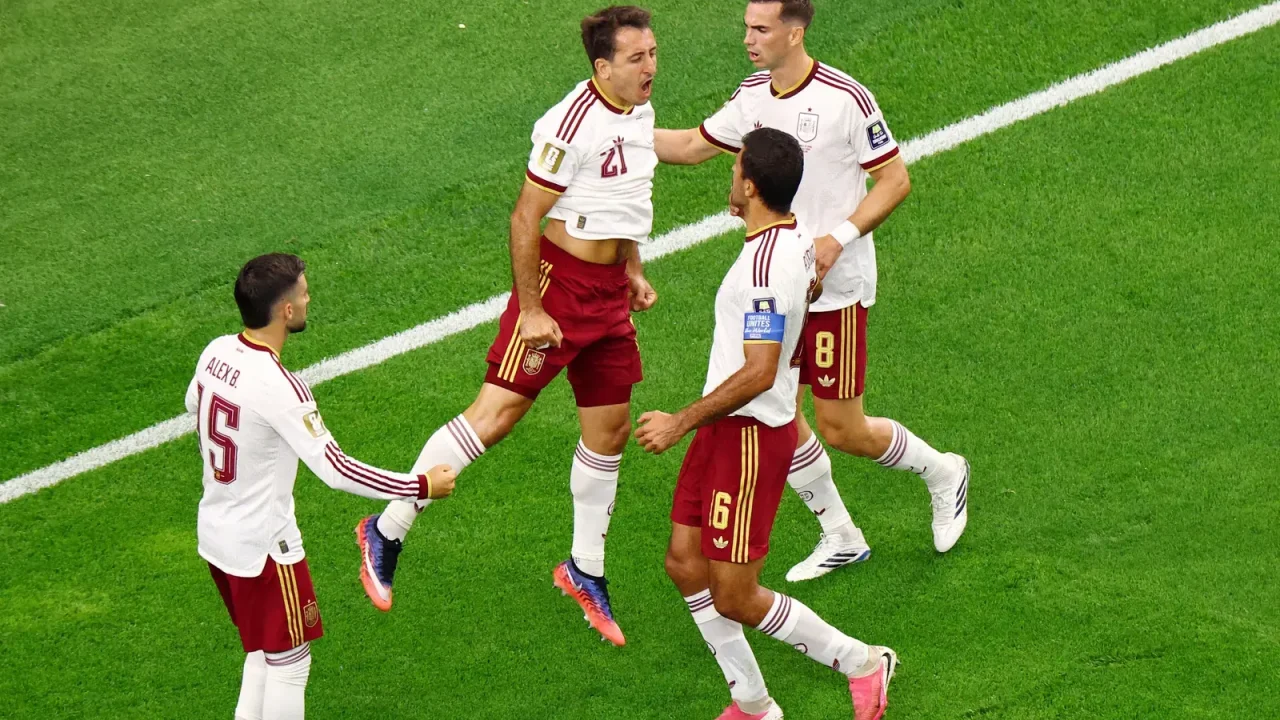 A Espanha confirmou seu favoritismo e garantiu a primeira vaga na final da Copa do Mundo com uma atuação de gala contra a França. Em uma par