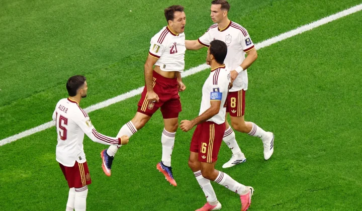 A Espanha confirmou seu favoritismo e garantiu a primeira vaga na final da Copa do Mundo com uma atuação de gala contra a França. Em uma par