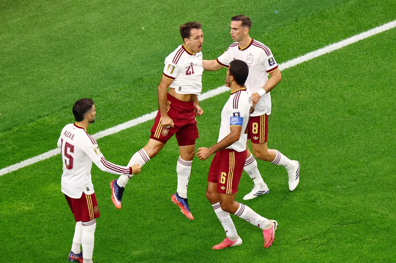 Jogadores da Espanha comemoram um gol durante a partida da semifinal da Copa do Mundo contra a França.