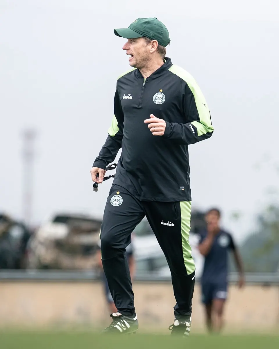 Fernando Seabra, novo técnico do Vasco, em coletiva de imprensa.