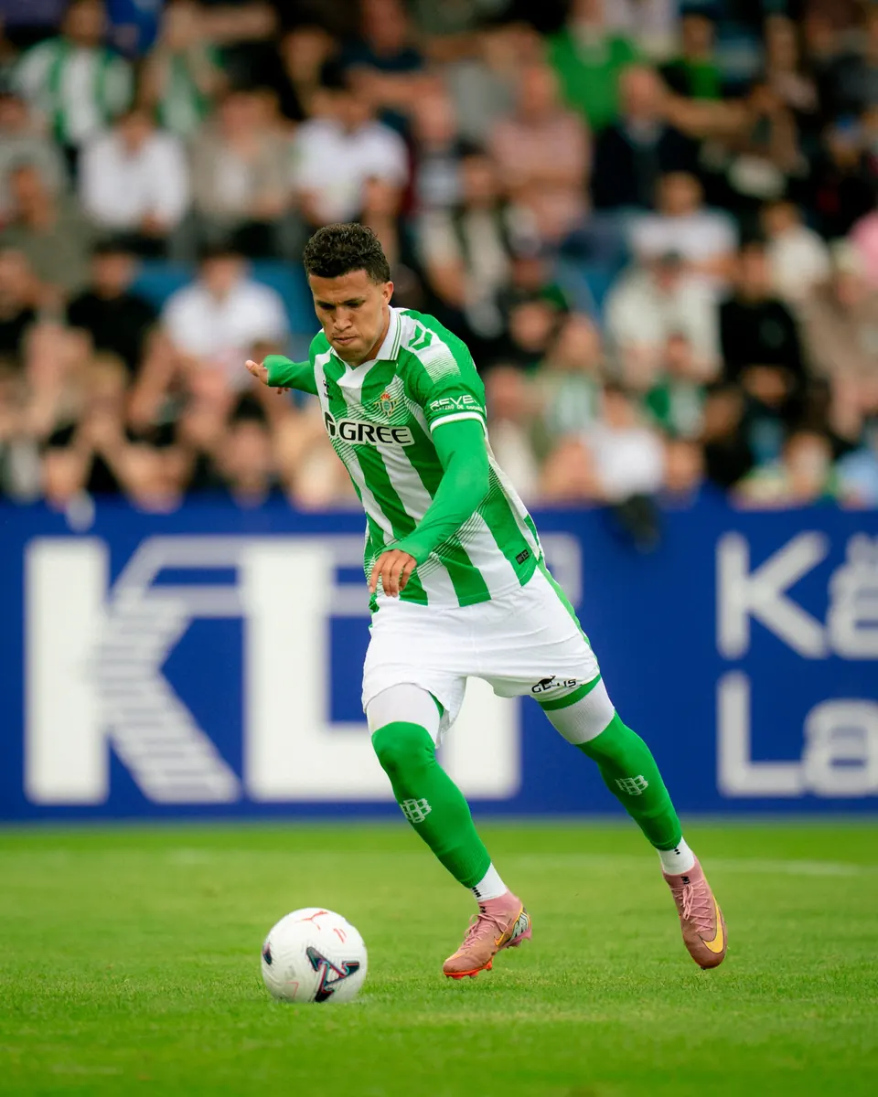 Nelson Deossa, meia colombiano do Real Betis, alvo do Vasco para a janela de julho de 2026