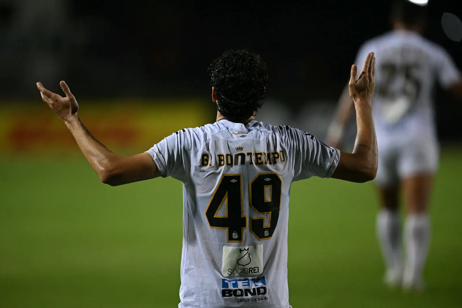 Gabriel Bontempo, jogador do Santos, comemorando um gol durante a partida contra a UCV, em um estádio de futebol.