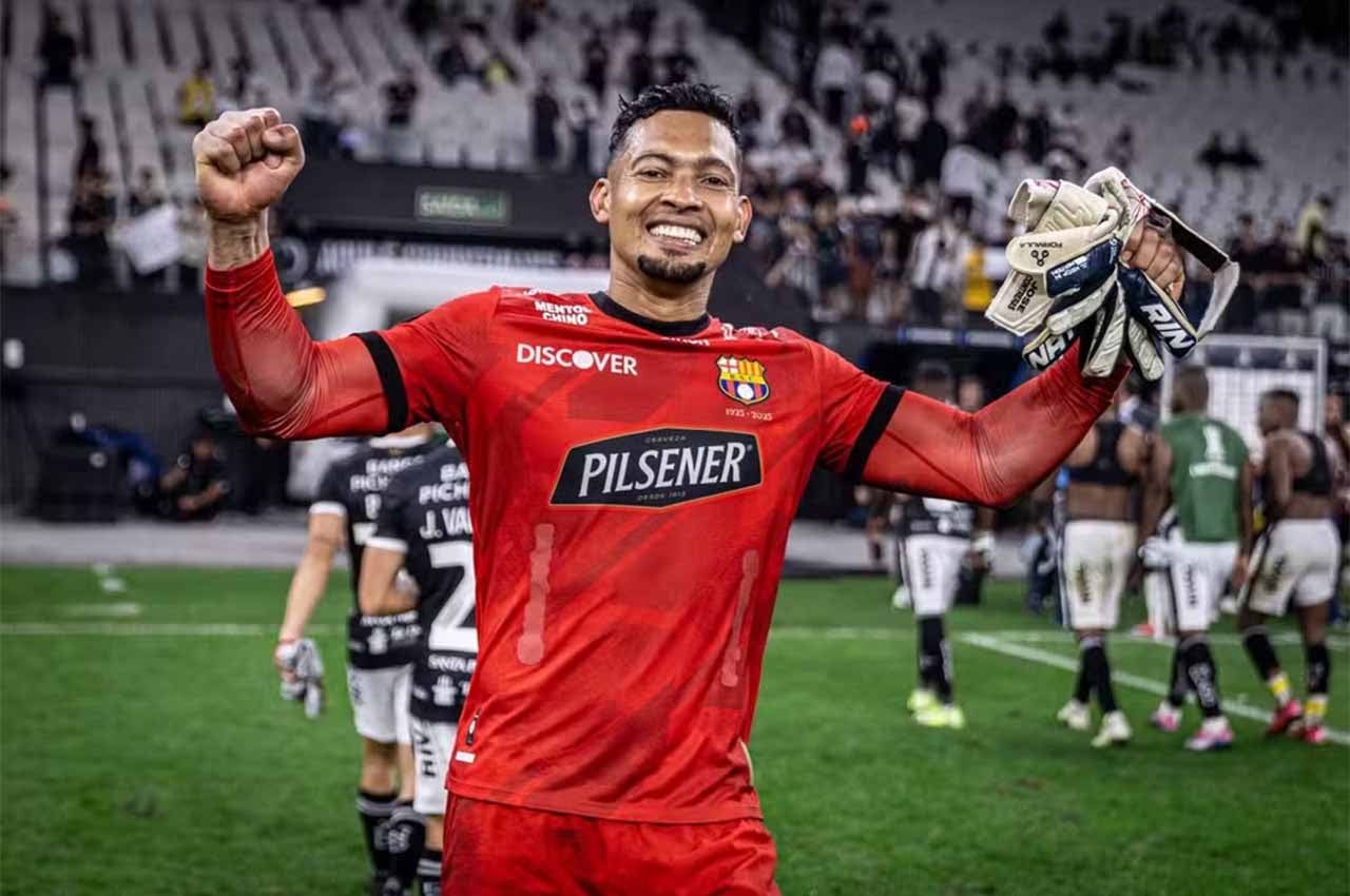 Goleiro José Contreras defendendo o Barcelona de Guayaquil