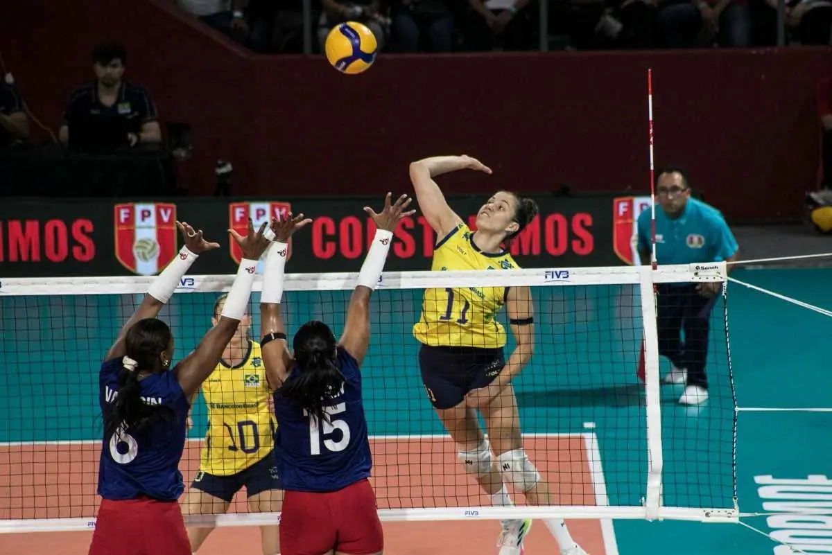 Jogadoras da seleção brasileira feminina de vôlei comemorando ponto durante a final da Copa Sul-Americana contra a Colômbia em Lima, Peru