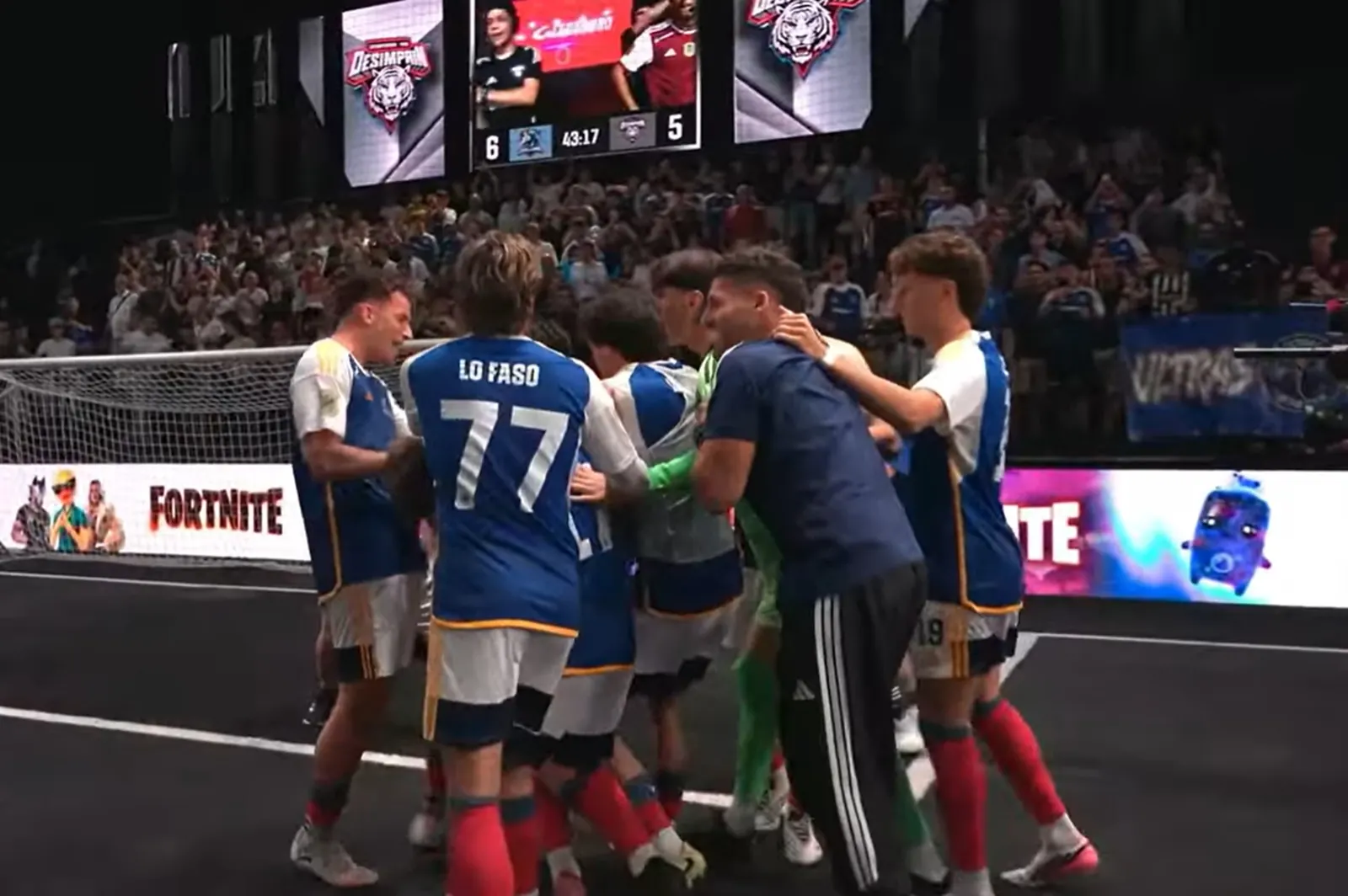 Davi Ilário, camisa 10 do DesimpaiN, é retirado de maca após lesão na estreia do Mundial da Kings League contra o Stallions, em Milão