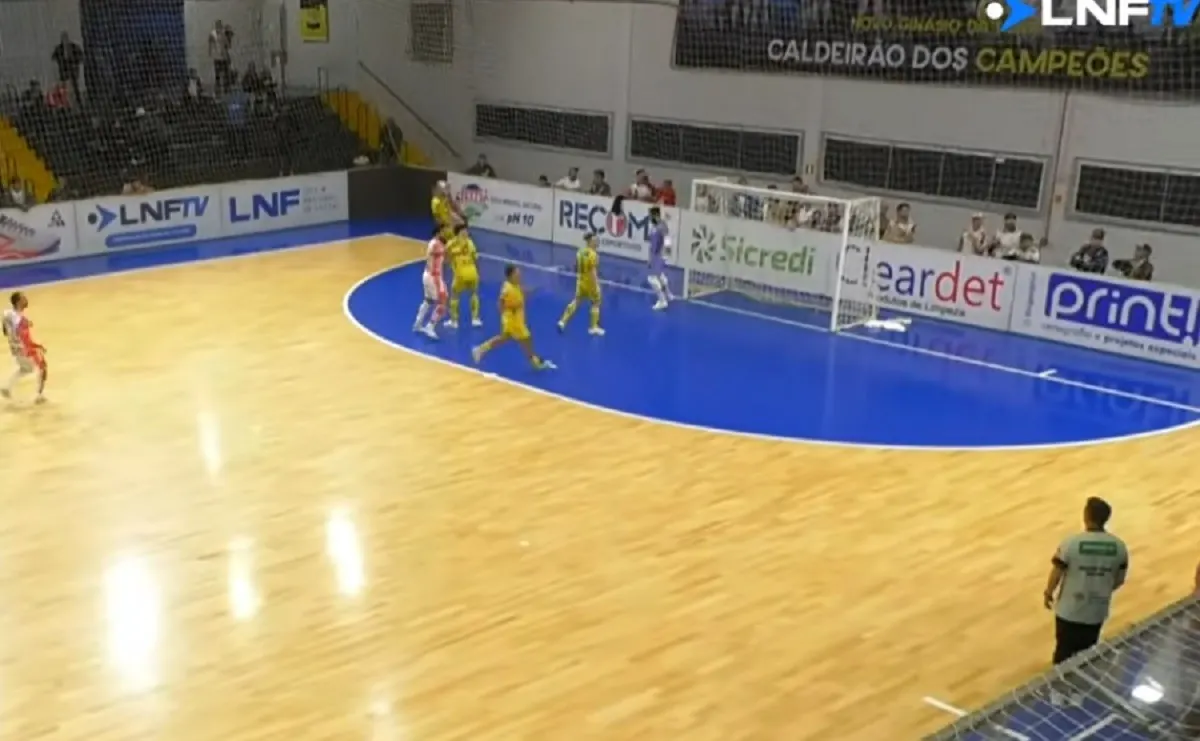 Jogadores de futsal em ação durante a partida entre Praia Clube e Cascavel
