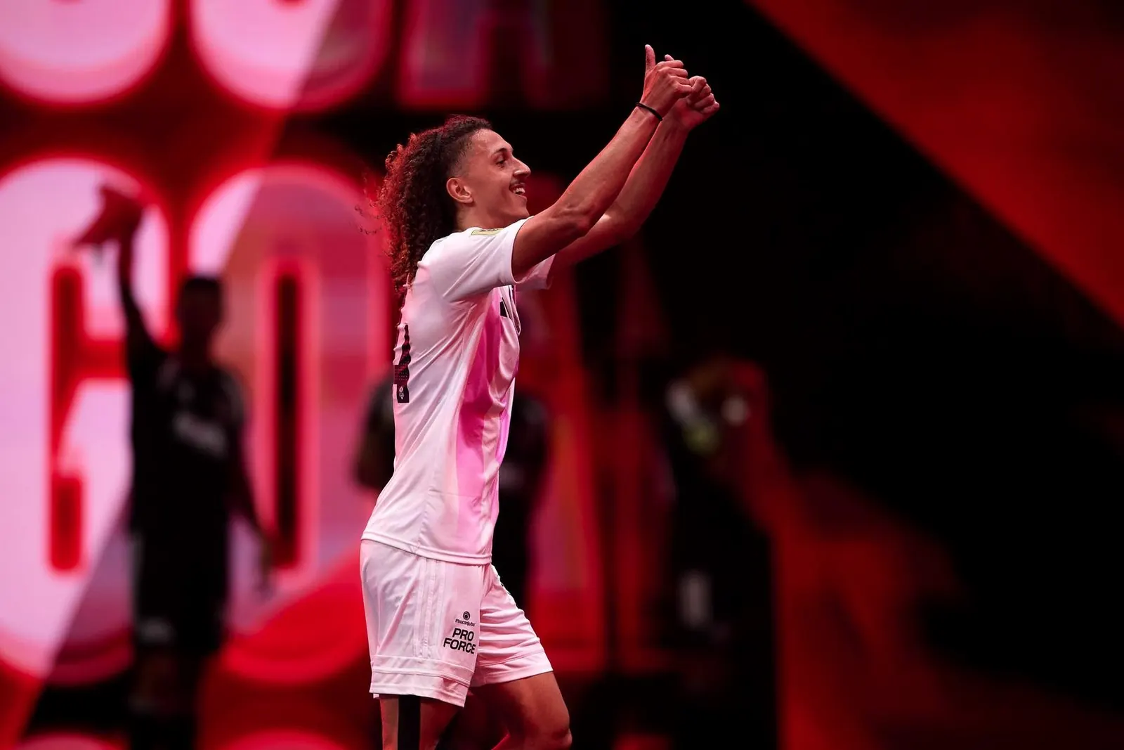 Jogadores da Furia celebram classificação para as quartas de final do Mundial da Kings League em Milão